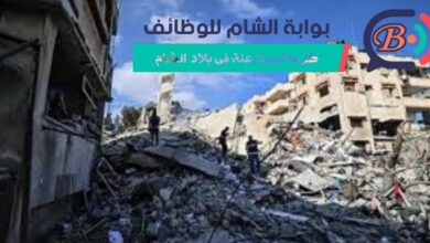 عائلة فلسطينية تقوم بتعبئة استمارة المتضررين من الحرب عبر الهاتف المحمول لطلب المساعدة.