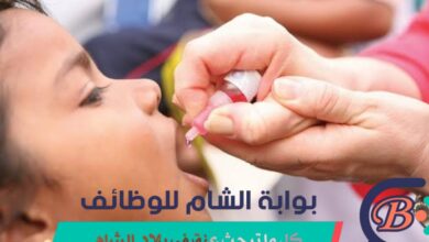 طاقم طبي من الأونروا يقوم بتطعيم طلبة المدارس في قطاع غزة.