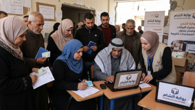 عائلة فلسطينية تستخدم الموقع الرسمي لوزارة التنمية الاجتماعية لتسجيل طلب مساعدة إنسانية.