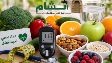 أطعمة صحية تساعد على تنظيم وخفض مستوى السكر في الدم مثل الشوفان والمكسرات والفواكه والخضروات مع جهاز قياس السكر