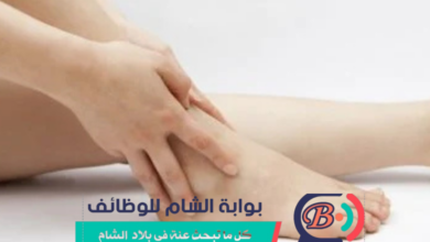 شخص يعاني من تورم القدم بجانب مشروب طبيعي من البقدونس يساعد على التخلص من احتباس السوائل داخل الجسم.
