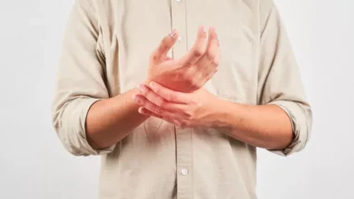 الشعور بتنميل اليدين المتكرر أثناء النوم وعند الاستيقاظ
