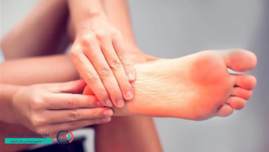 شخص يمسك قدمه المتألمة أثناء ممارسة رياضة المشي السريع