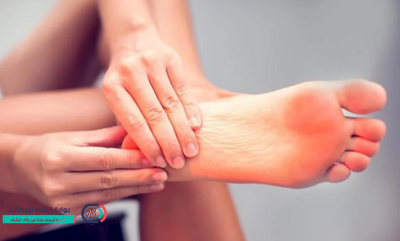 شخص يمسك قدمه المتألمة أثناء ممارسة رياضة المشي السريع