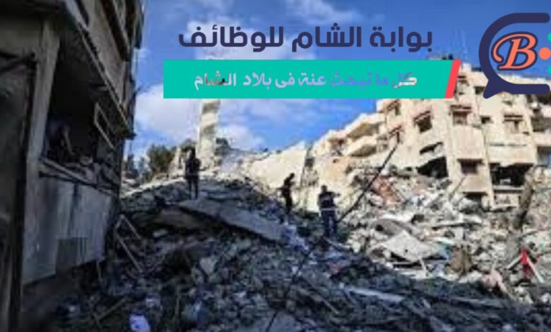 عائلة فلسطينية تقوم بتعبئة استمارة المتضررين من الحرب عبر الهاتف المحمول لطلب المساعدة.