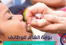 طاقم طبي من الأونروا يقوم بتطعيم طلبة المدارس في قطاع غزة.