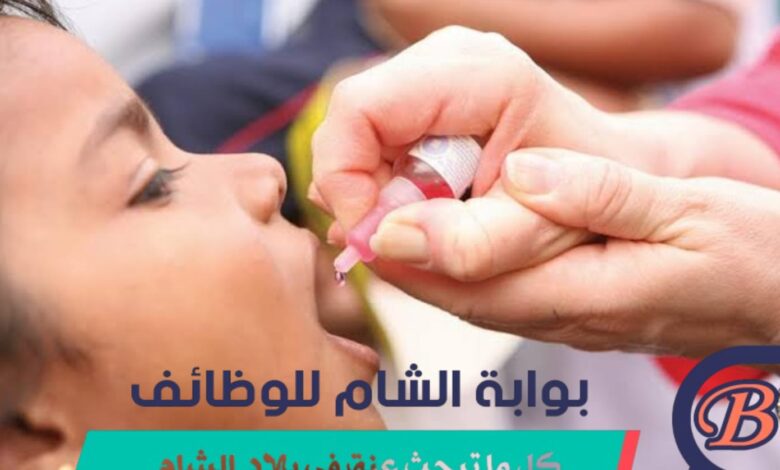 طاقم طبي من الأونروا يقوم بتطعيم طلبة المدارس في قطاع غزة.