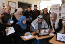 عائلة فلسطينية تستخدم الموقع الرسمي لوزارة التنمية الاجتماعية لتسجيل طلب مساعدة إنسانية.