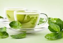 كوب مشروب صحي لإزالة الدهون مكون من الشاي الأخضر والليمون والزنجبيل - بوابة الشام