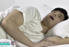 شخص يستيقظ ليلاً يشرب الماء بسبب جفاف الفم أثناء النوم - بوابة الشام