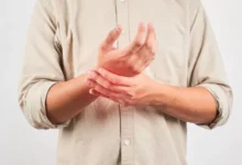 الشعور بتنميل اليدين المتكرر أثناء النوم وعند الاستيقاظ